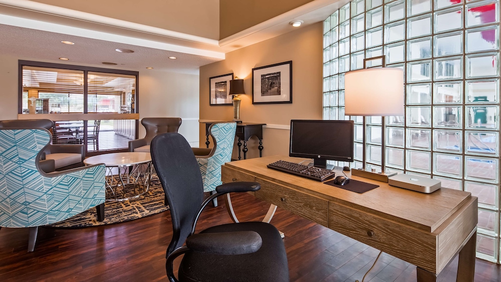 Best Western East Towne Suites 32/42