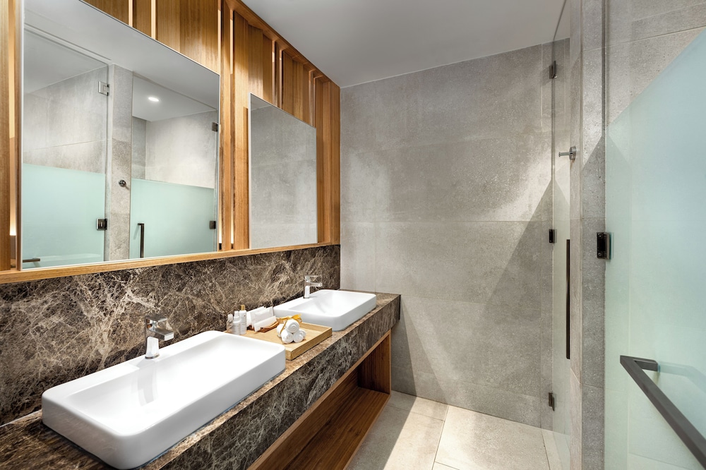 Preferred Club, Swim Out, Suite, King Bed, Tropical View