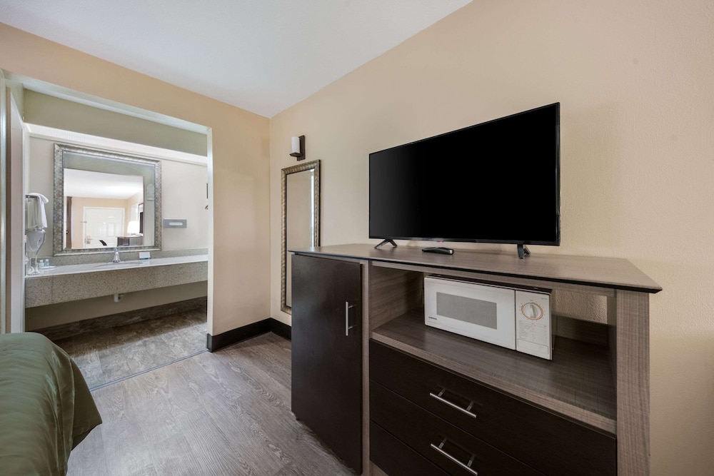 Quality Inn Suites Garland East Dallas 16/56