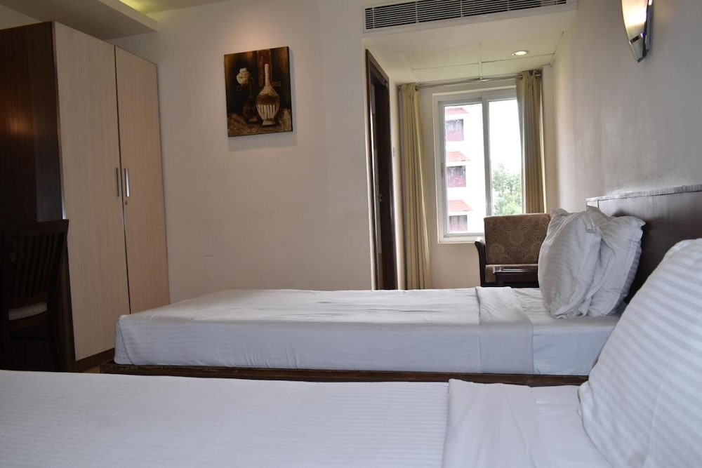Hotel South Regency 12/34