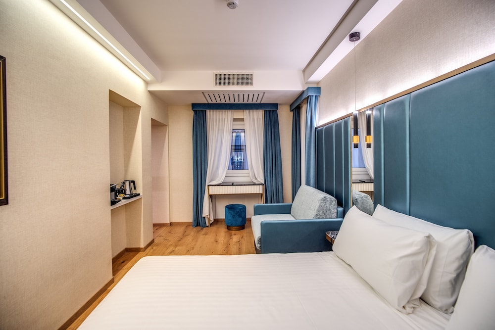 ROYAL, DOUBLE OR TWIN BED