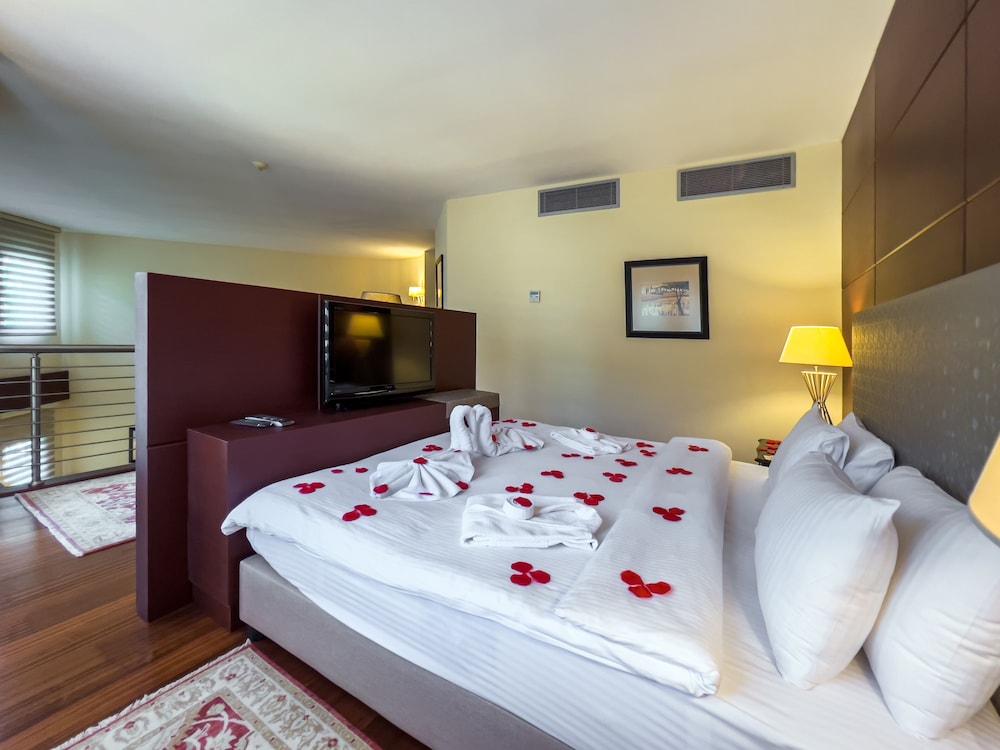 PRESIDENTIAL, SUITE
