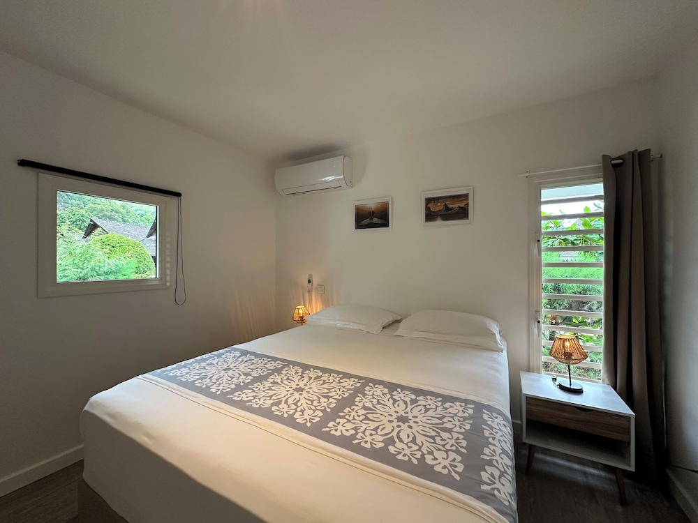 Moorea Sunset Beach 8/50
