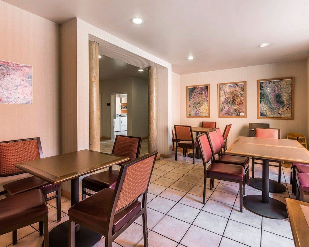 Quality Suites Moab near Arches National Park 40/42