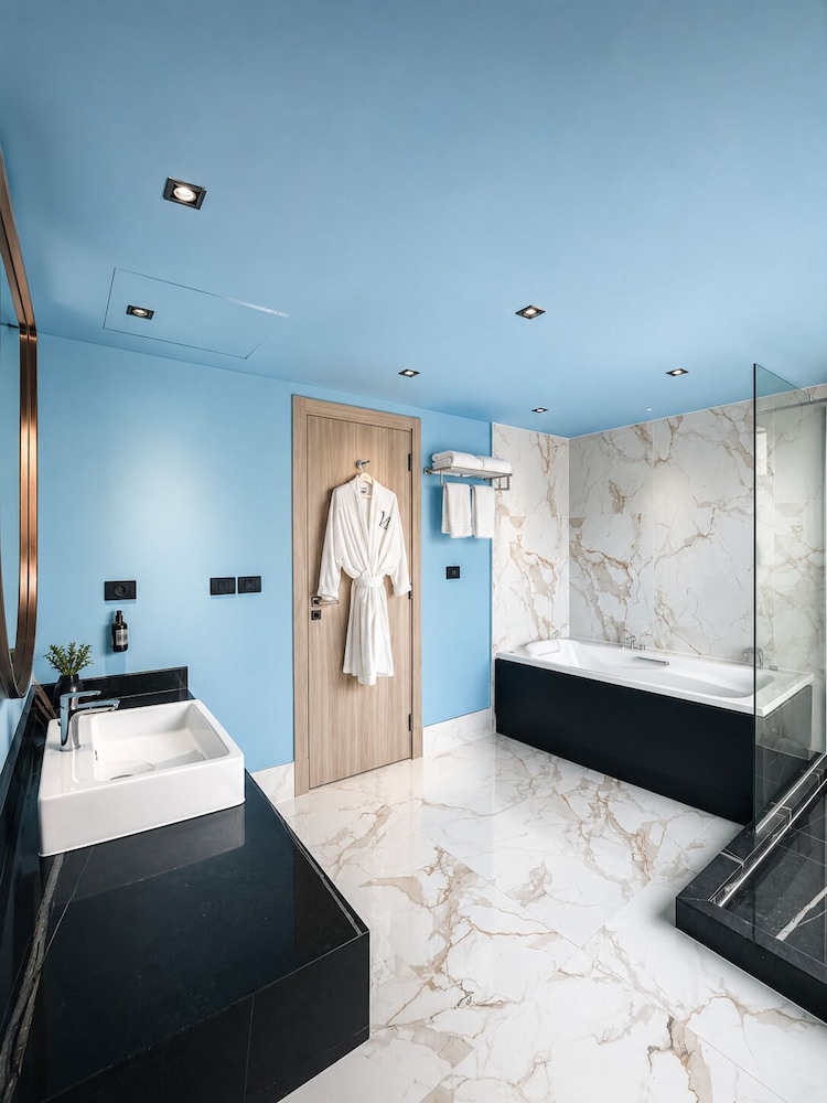 Capri, Queen Bed، M Hotels at Porto Marina 3/3