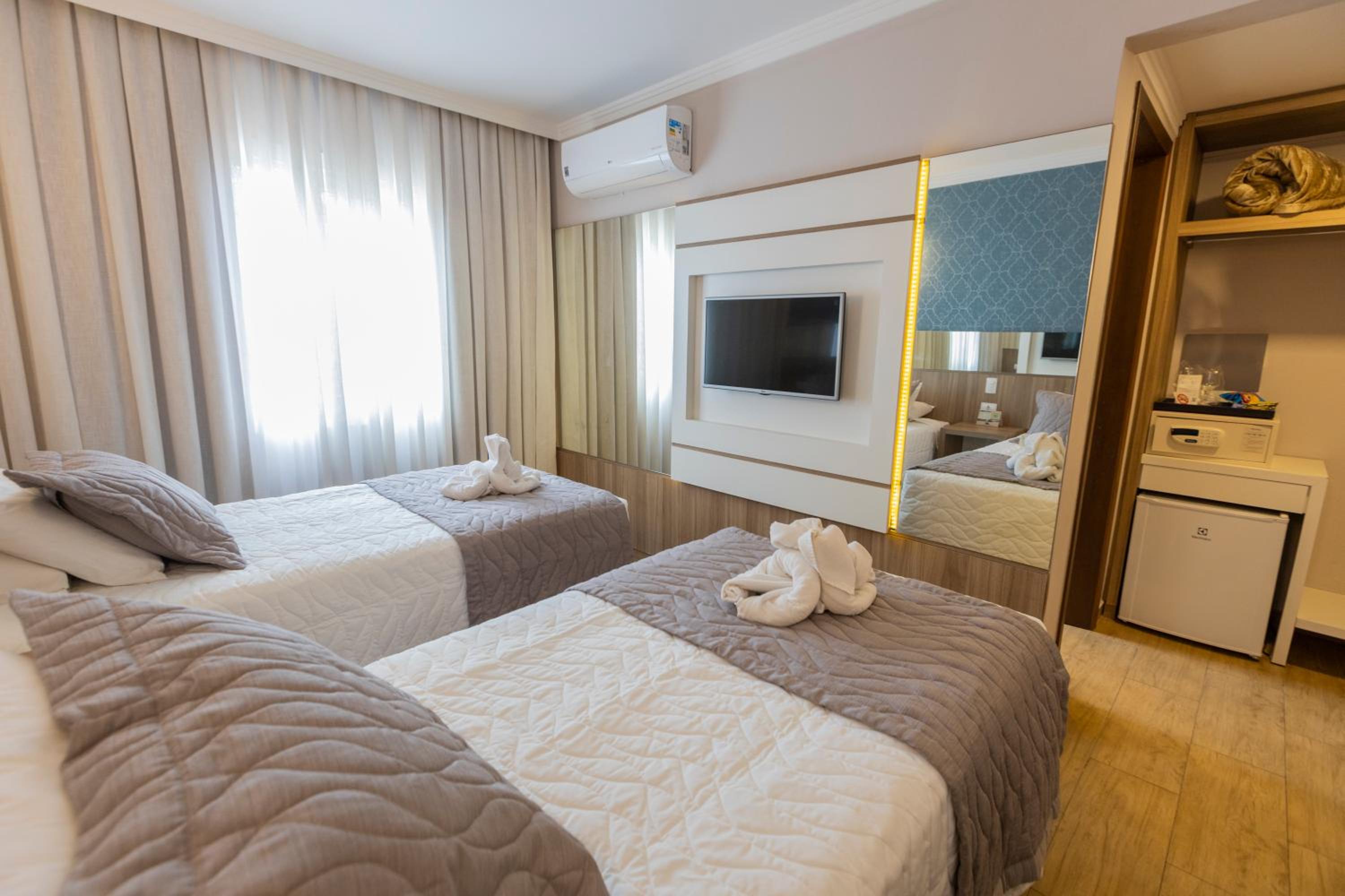 Luxury, Twin Beds