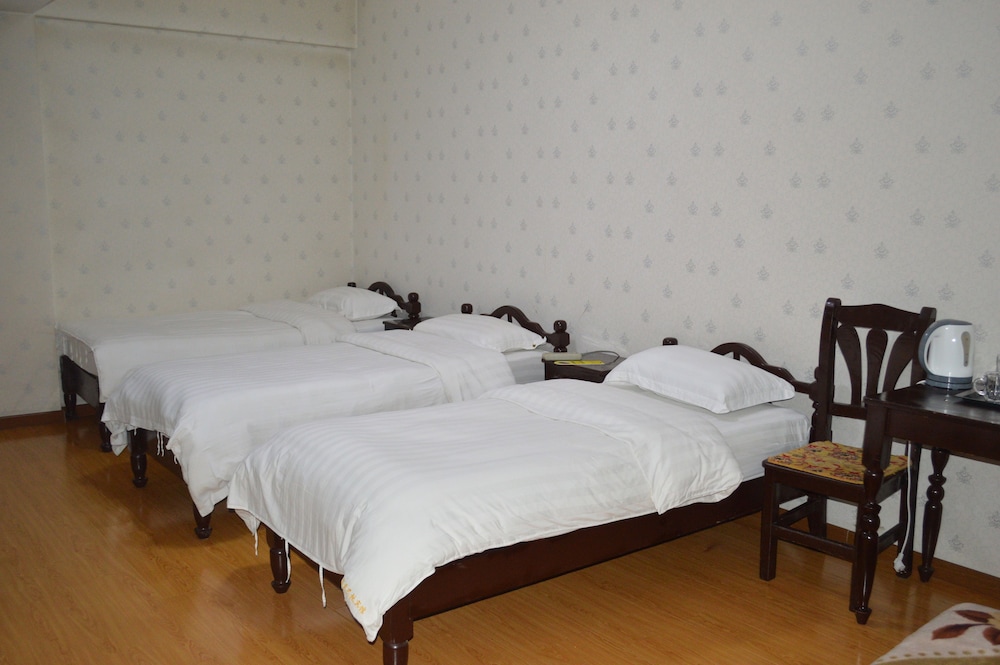 Land Hotel 20/50