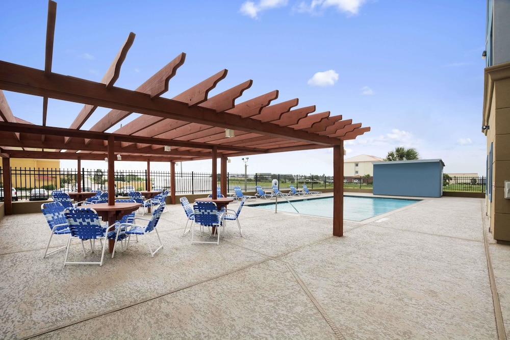 Days Inn & Suites By Wyndham Galveston West/Seawall 26/32