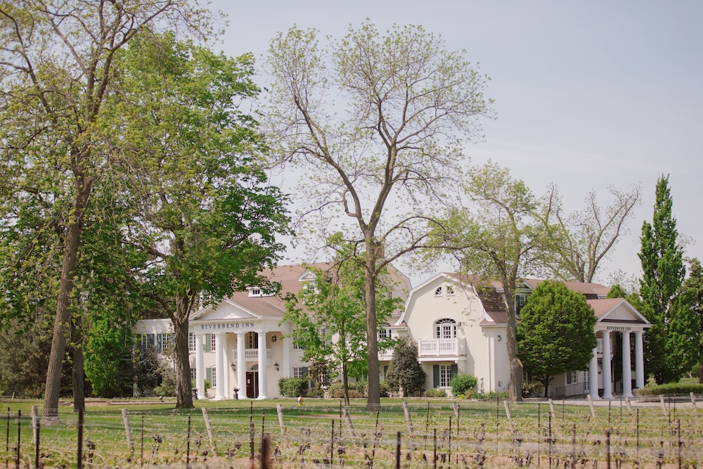 Riverbend Inn and Vineyard 59/63