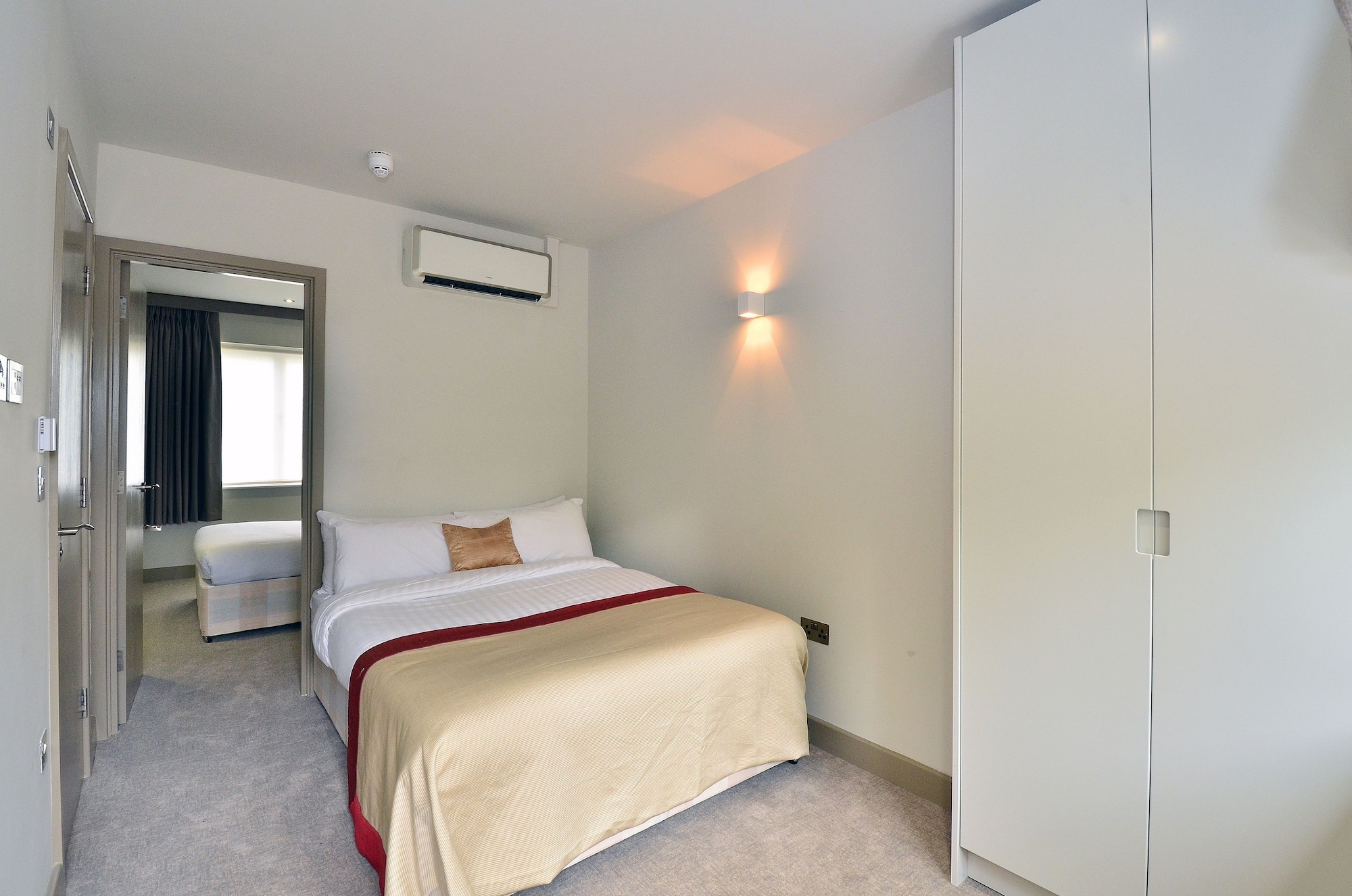 STUDIO, QUEEN BED, PATIO