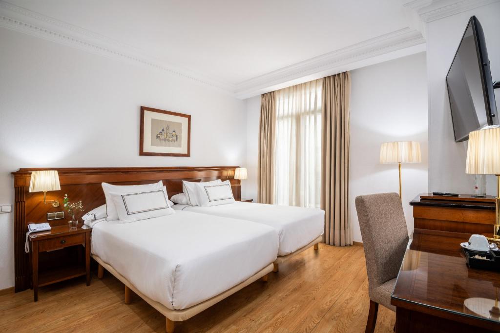 Melia, Classic, Queen Bed, Interior View