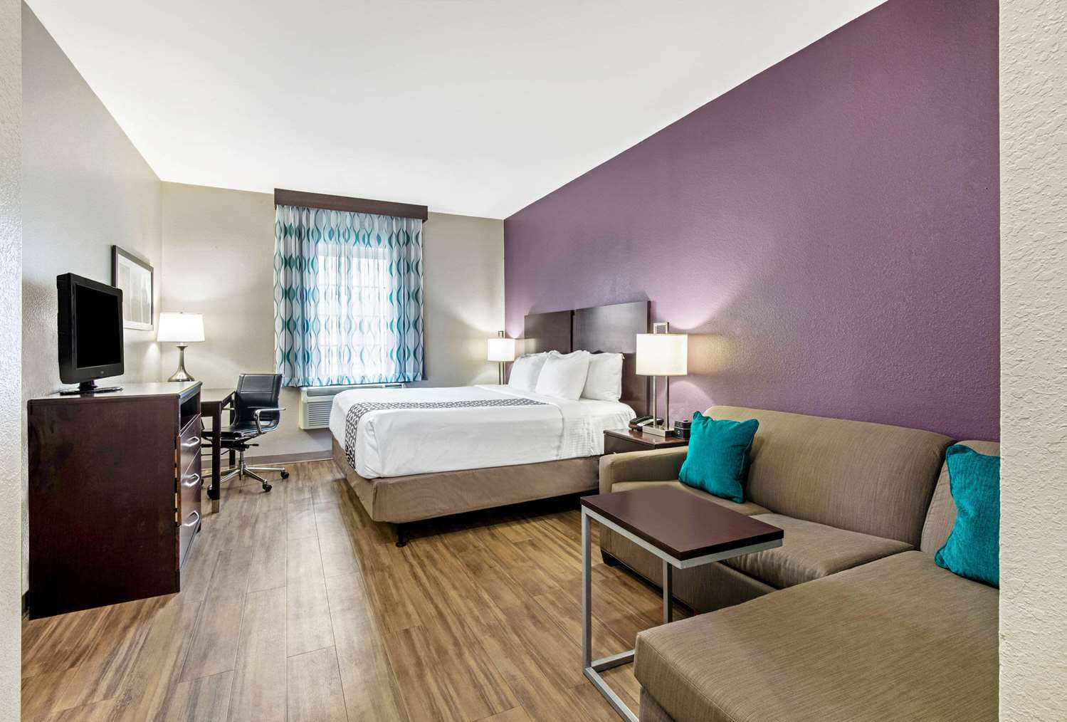 La Quinta Inn & Suites by Wyndham New Cumberland-Harrisburg 12/36
