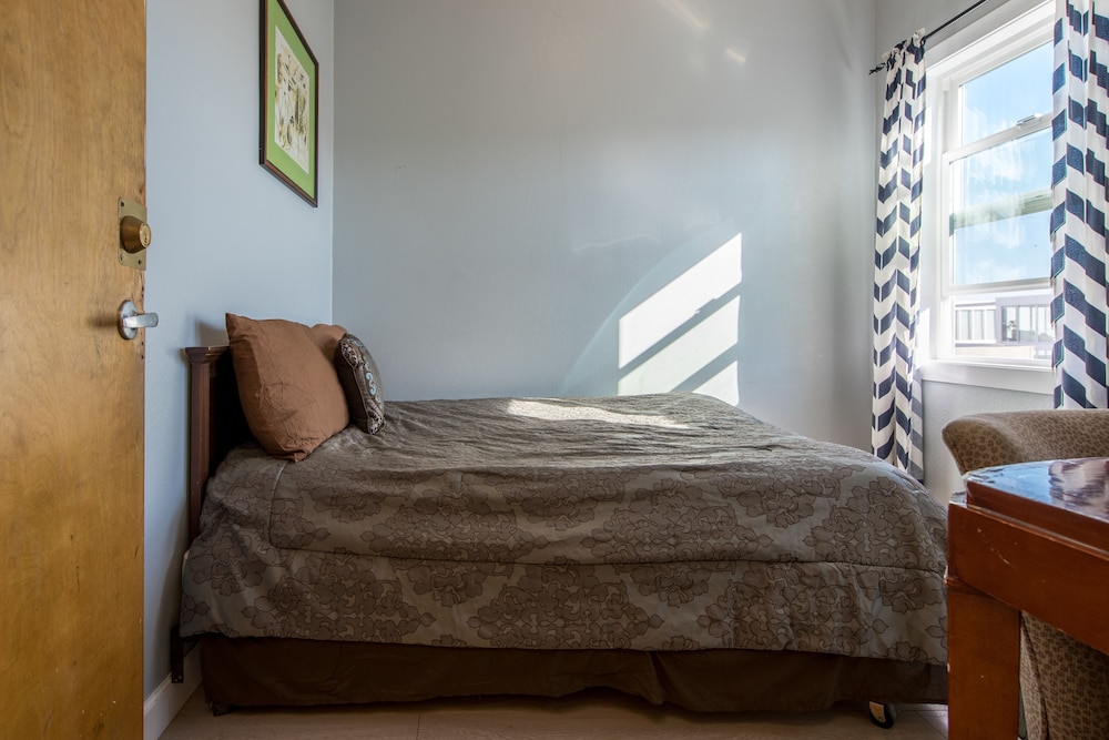 1 BEDROOM, QUADRUPLE