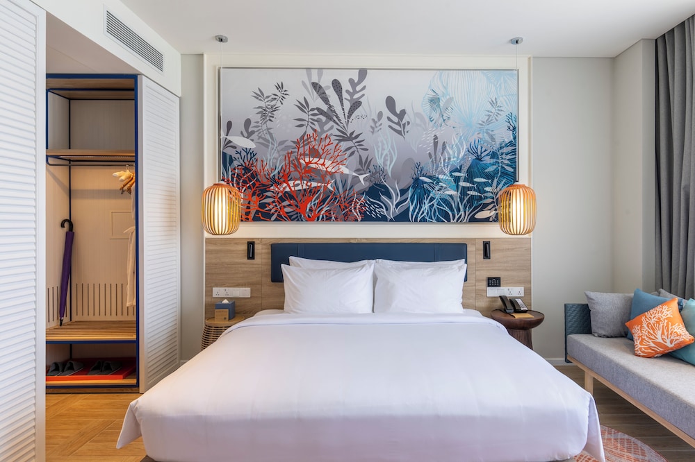 DELUXE, KING BED, GARDEN VIEW
