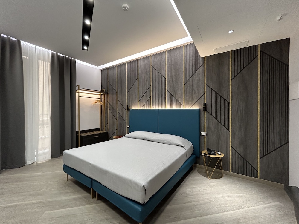 DELUXE, DOUBLE BED