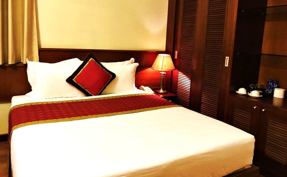 Regal Hotel 14/34