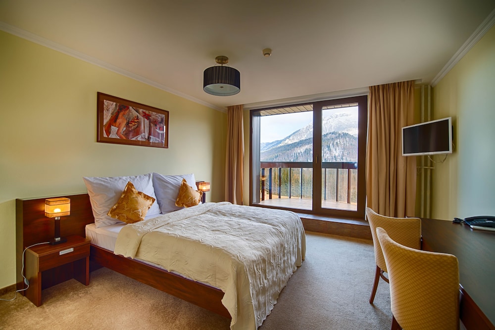Plus, Family, 2 Queen Beds, Mountain View
