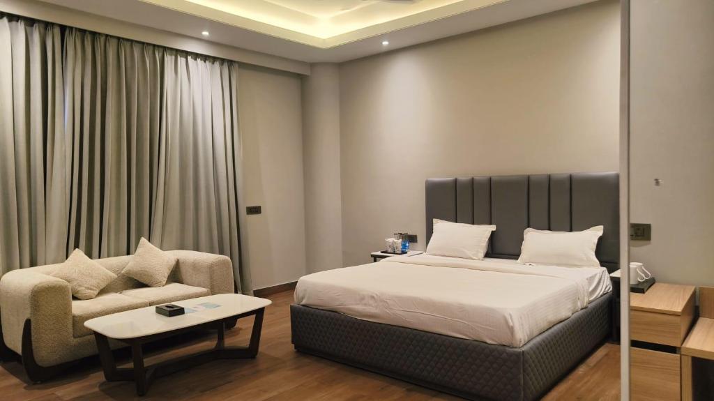 Superior, Queen Bed, Forest View