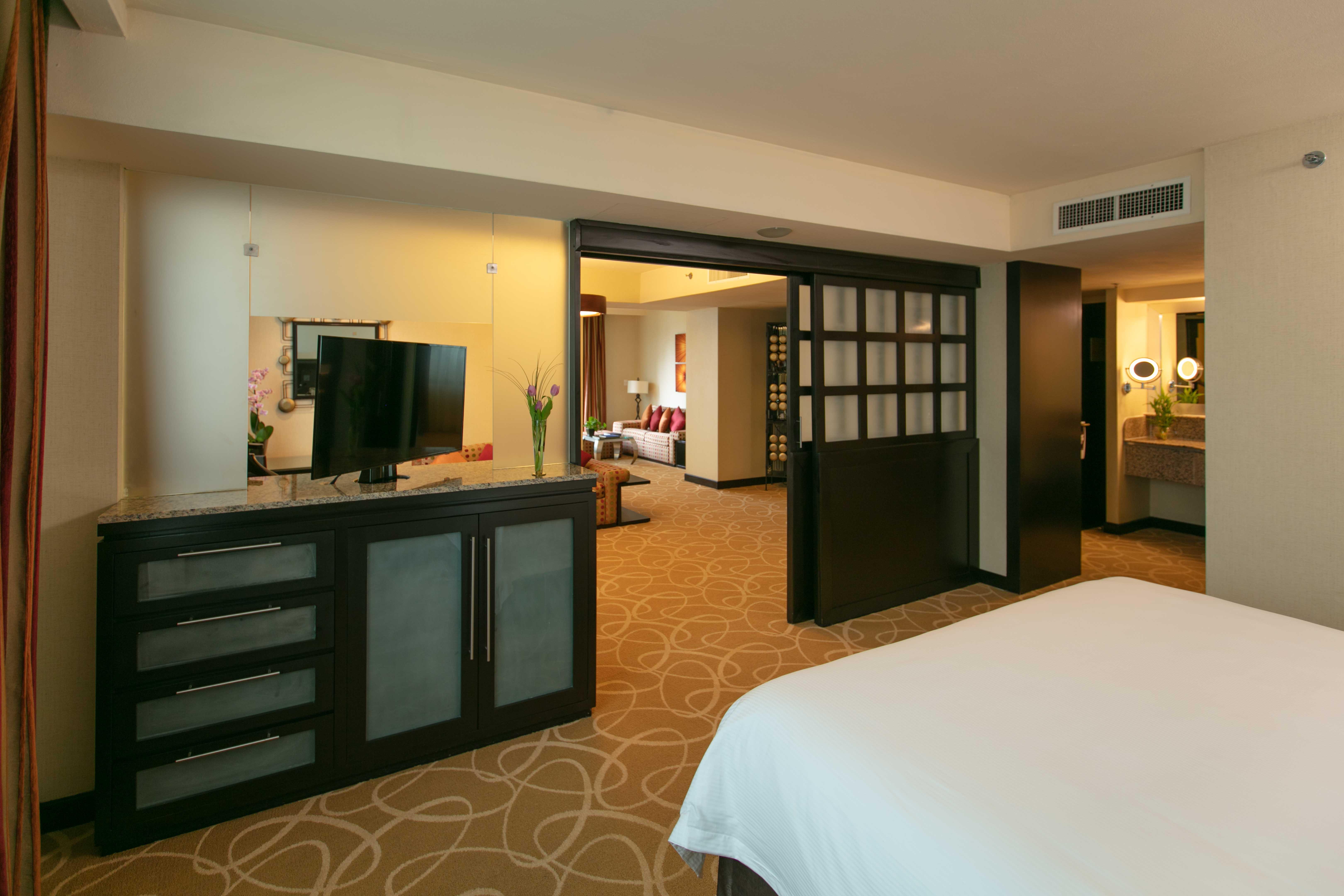 Junior Suite, Street View