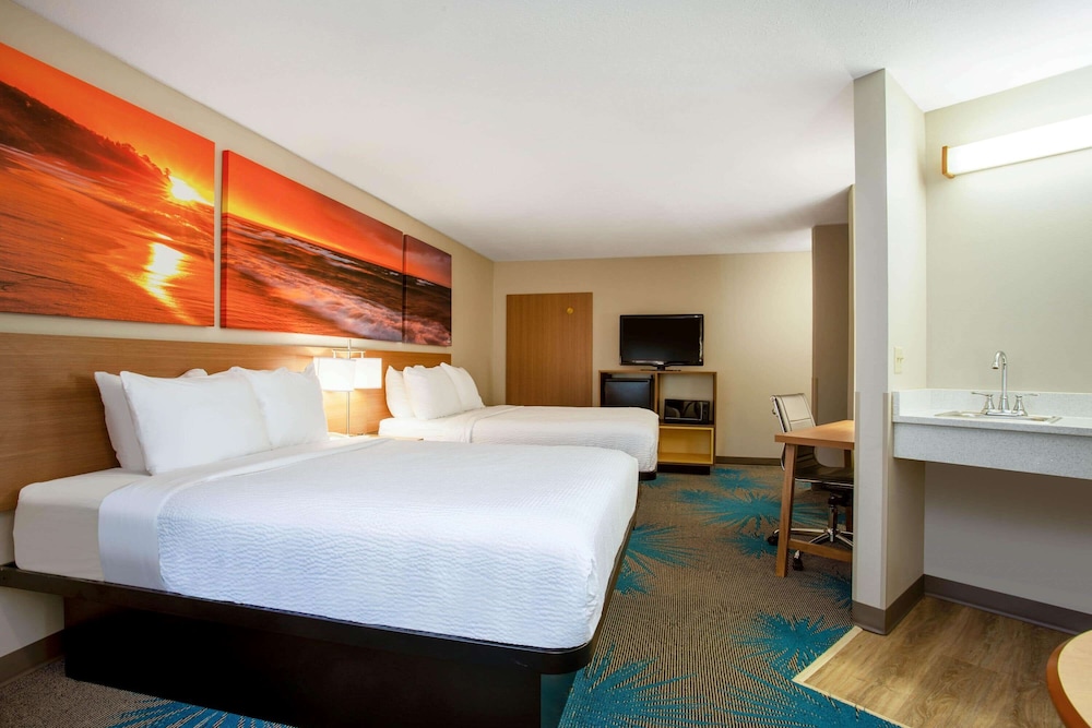 Days Inn by Wyndham Marquette 30/62