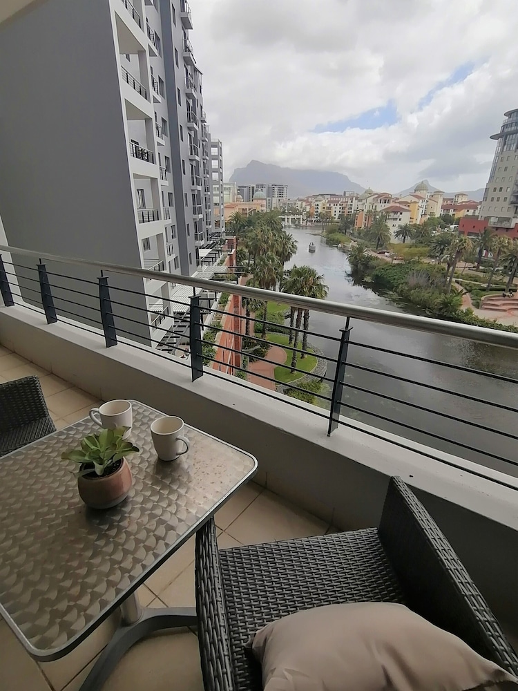 Century City Boutique Apartments 32/50
