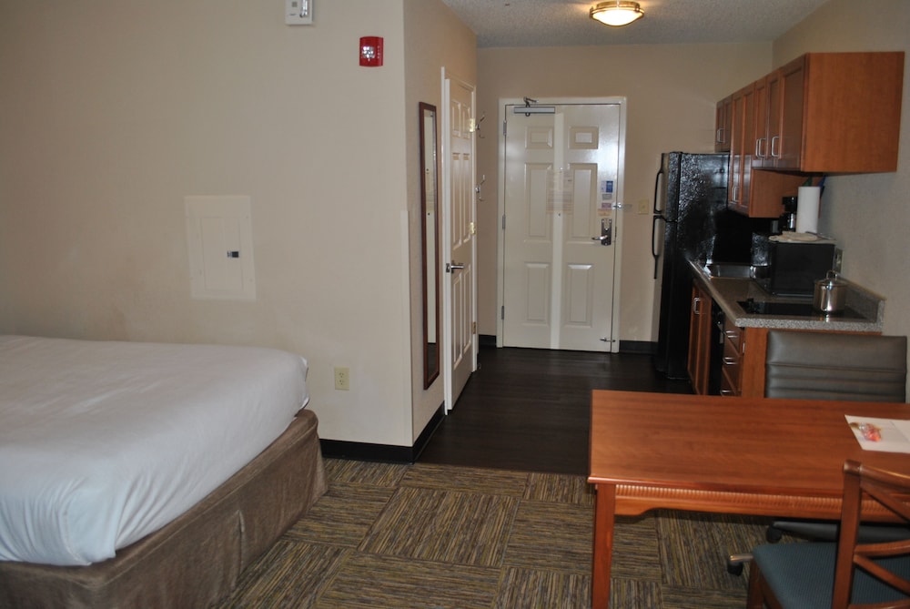 Candlewood Suites Colonial Heights Fort Lee 8/43