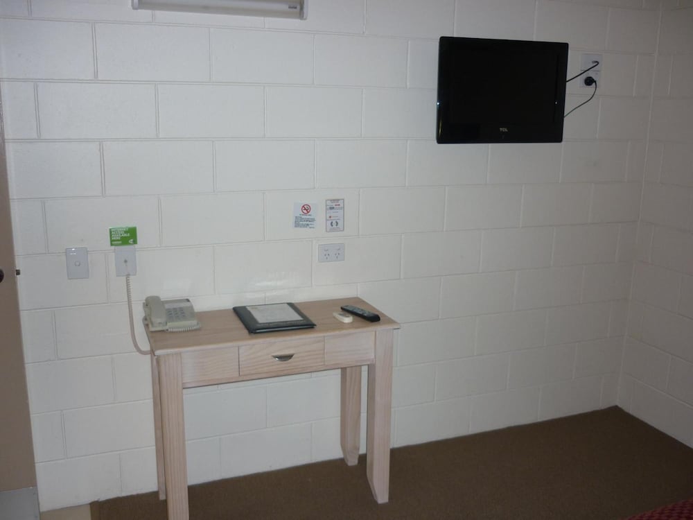 NAMBOUR LODGE MOTEL 23/37