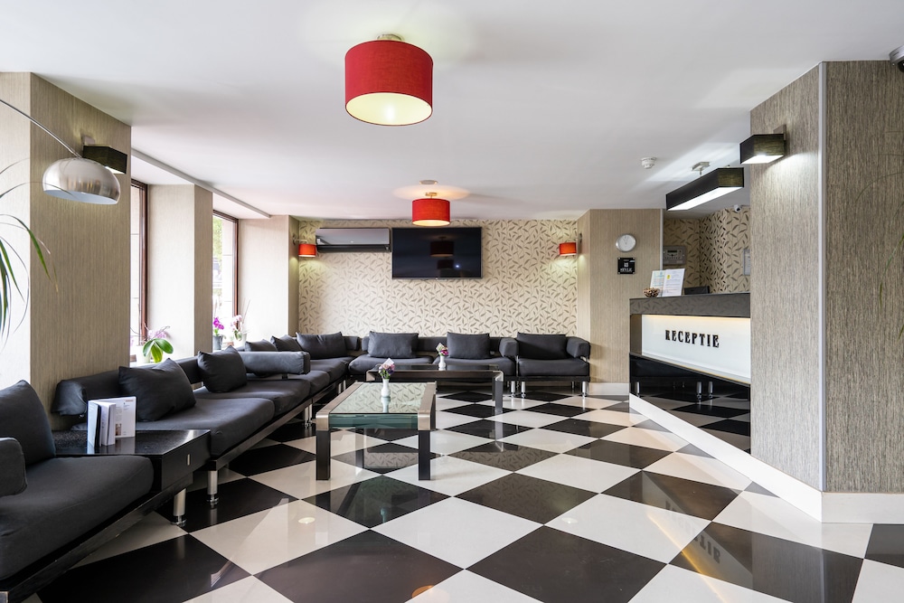 Parliament Hotel 4/56