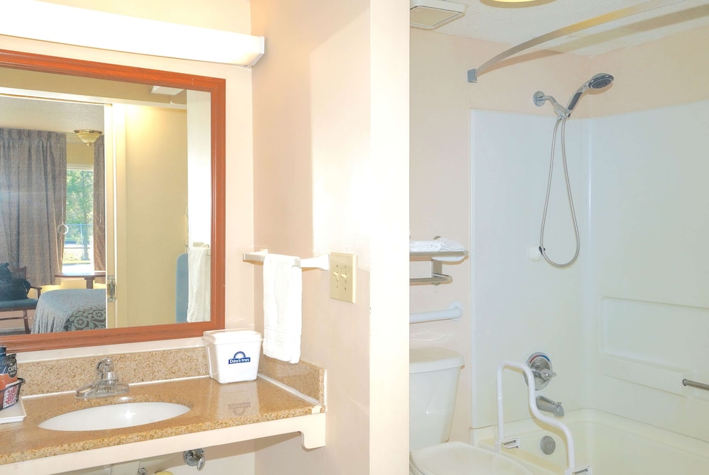 Days Inn By Wyndham Lake City I-75 12/27