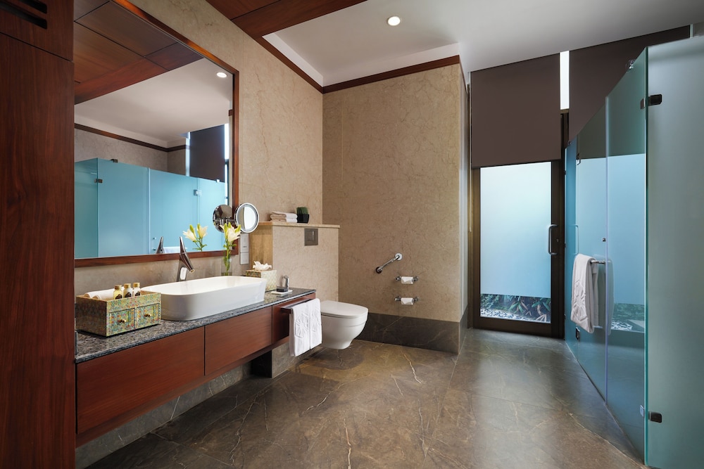 غرفة فاخرة بسرير كينج بإطلالة على الفناء، Taj Damdama Lake Resort & Spa, Gurugram 9/9