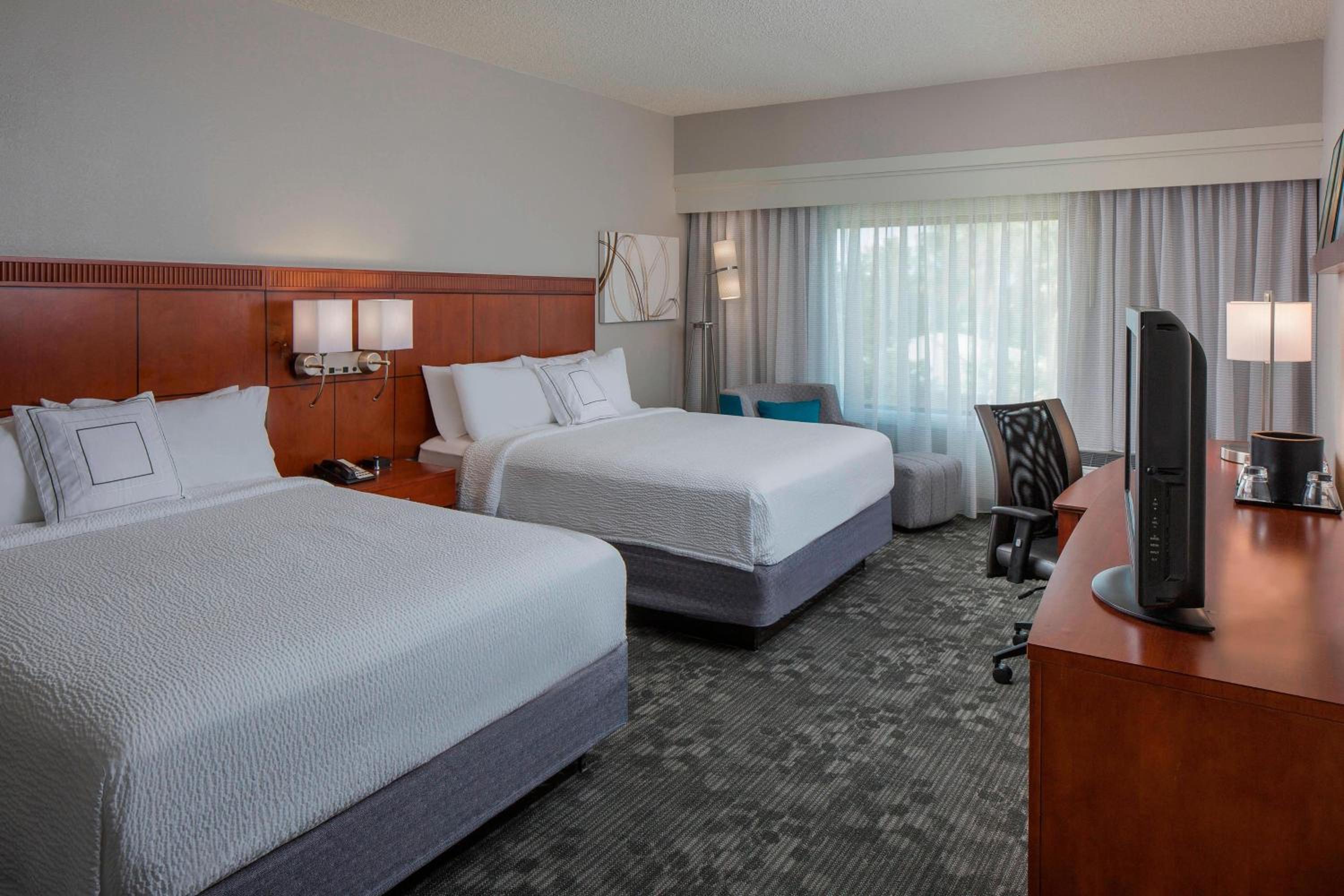 غرفة بسريرين مزدوجين بحوض استحمام لذوي الإعاقة، Courtyard by Marriott Orlando International Drive/Convention Center 2/5