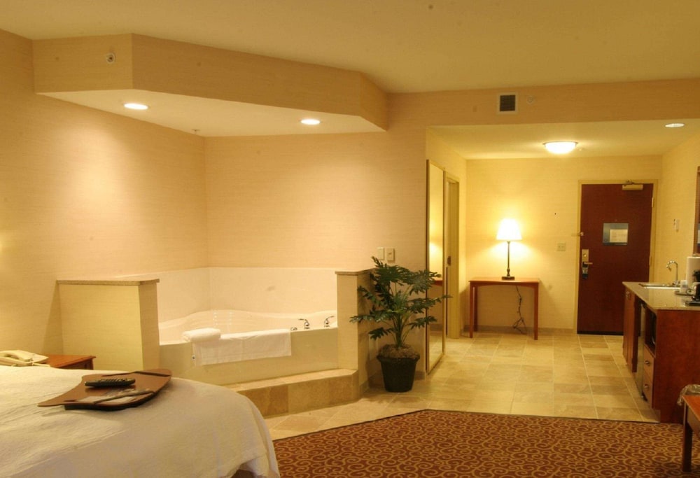Hampton Inn & Suites Grove City 12/39