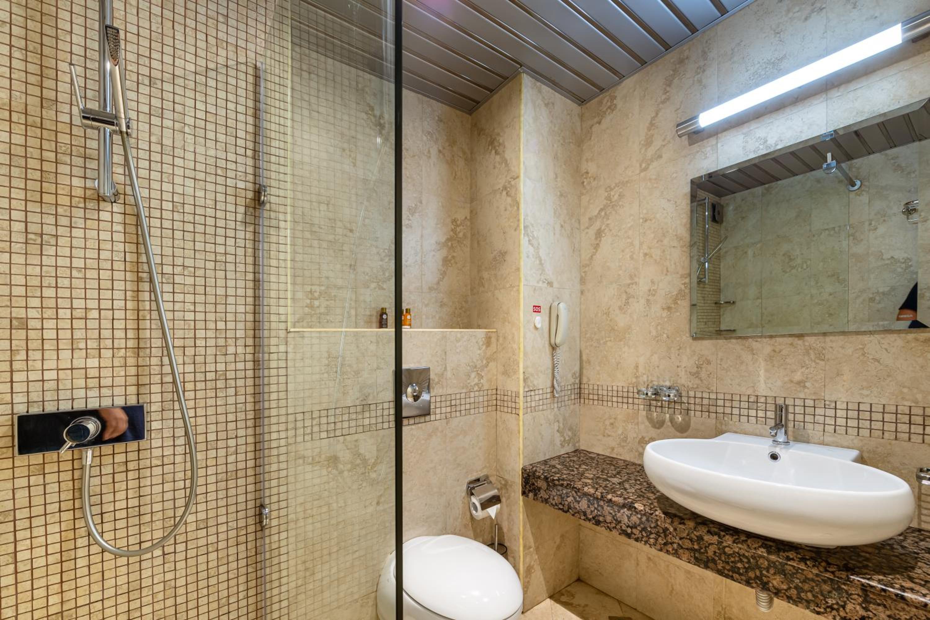 Jeravi Hotel 55/56