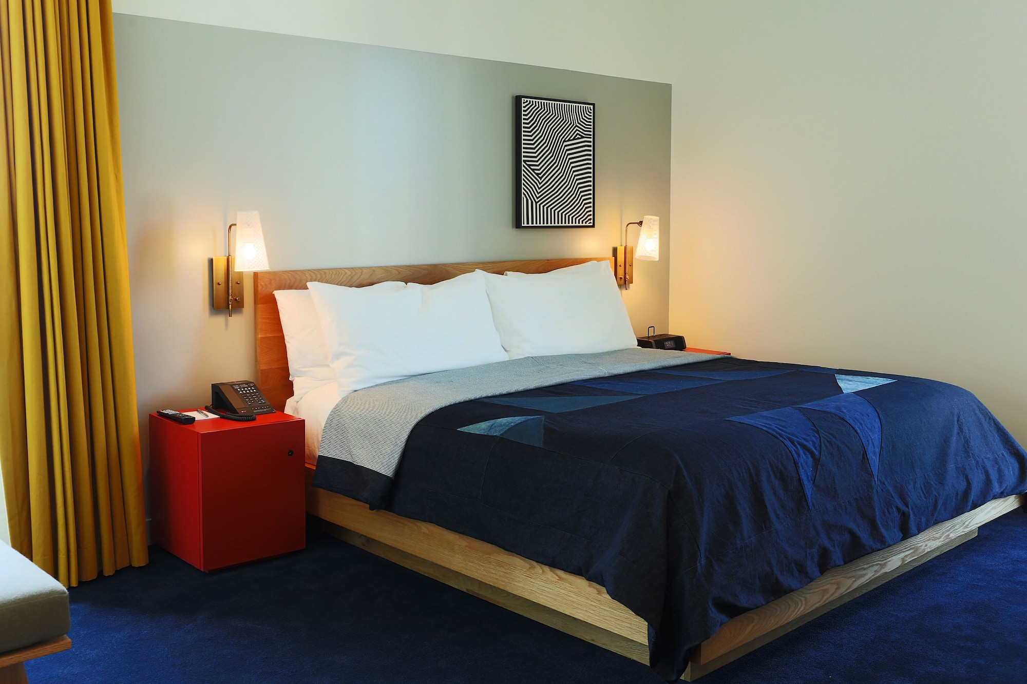 DELUXE, KING BED