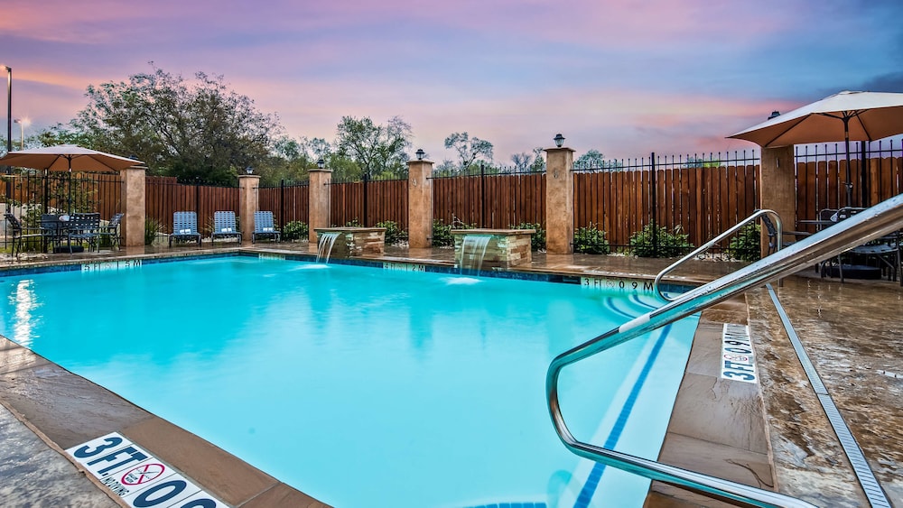 Best Western Plus Lampasas Inn and Suites 1/36