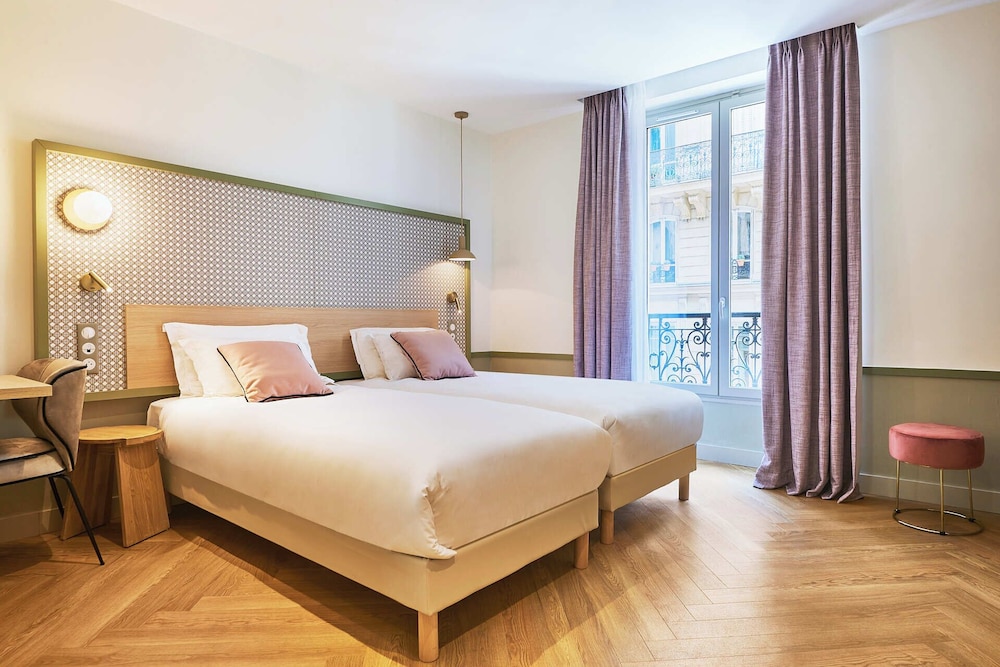 ROOM, DOUBLE OR TWIN BED