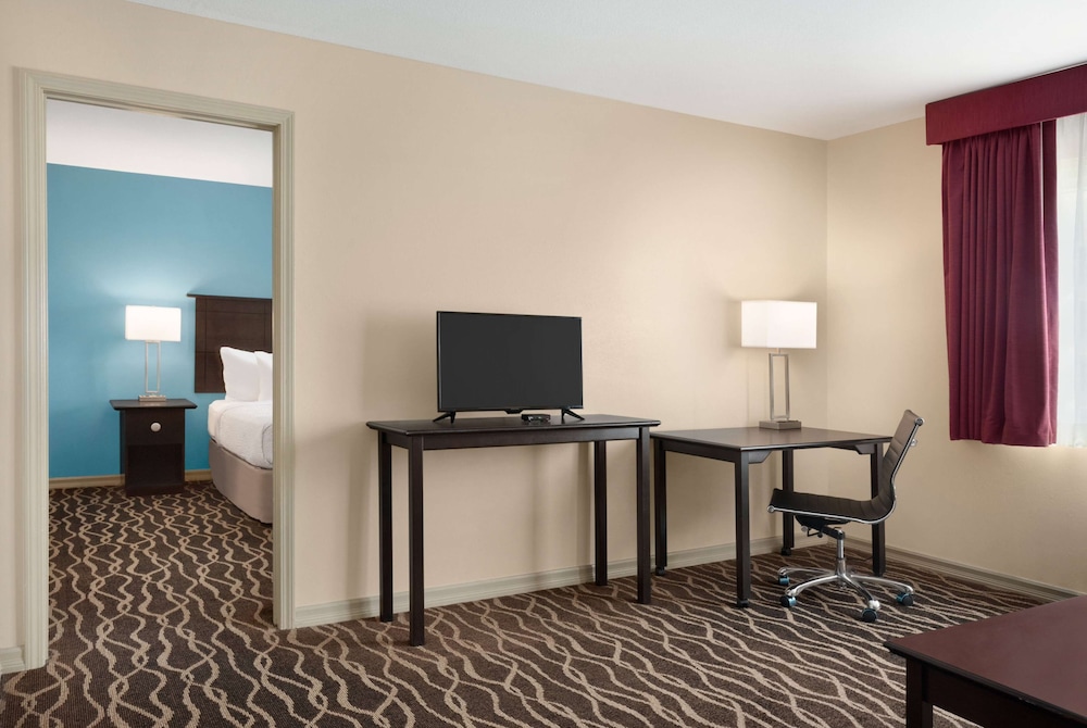 Days Inn & Suites by Wyndham Sikeston 39/51