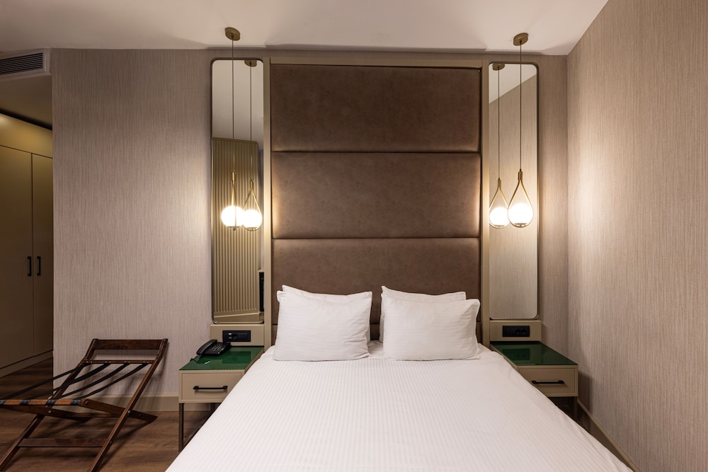 DELUXE, DOUBLE BED