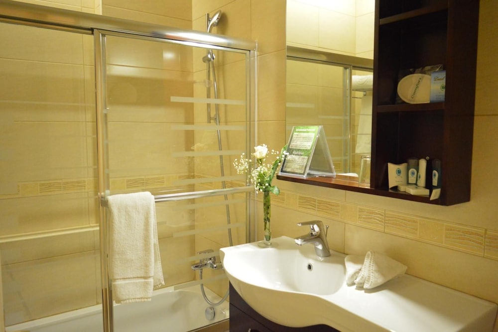 Comfort Hotel Suites 40/48