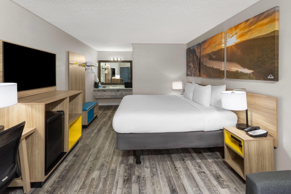 Days Inn by Wyndham Branson Ozarks 33/65