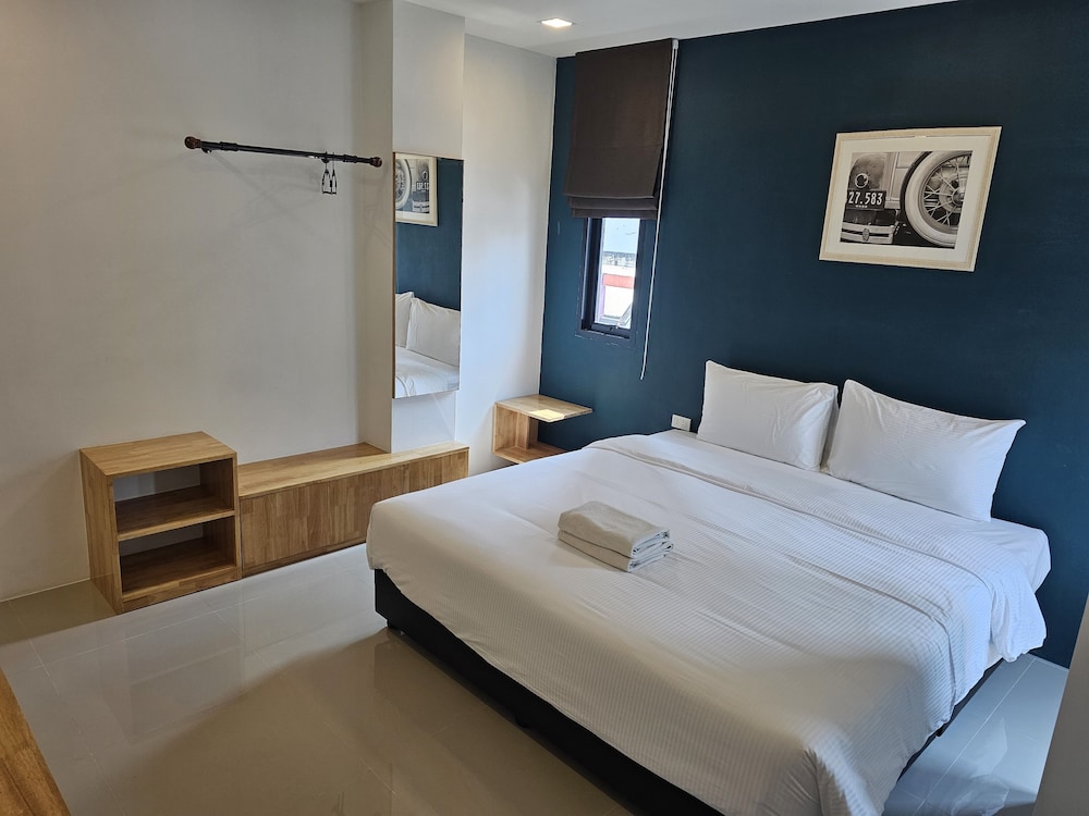 Classic, Triple, 1 King and 1 Single Beds, Building 2