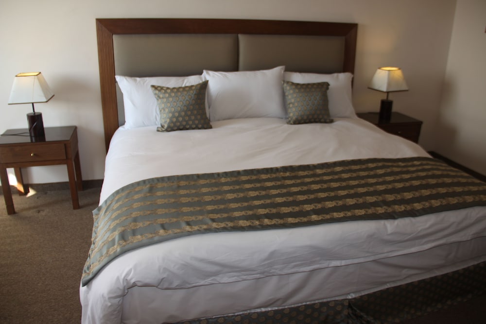 ROOM, SINGLE