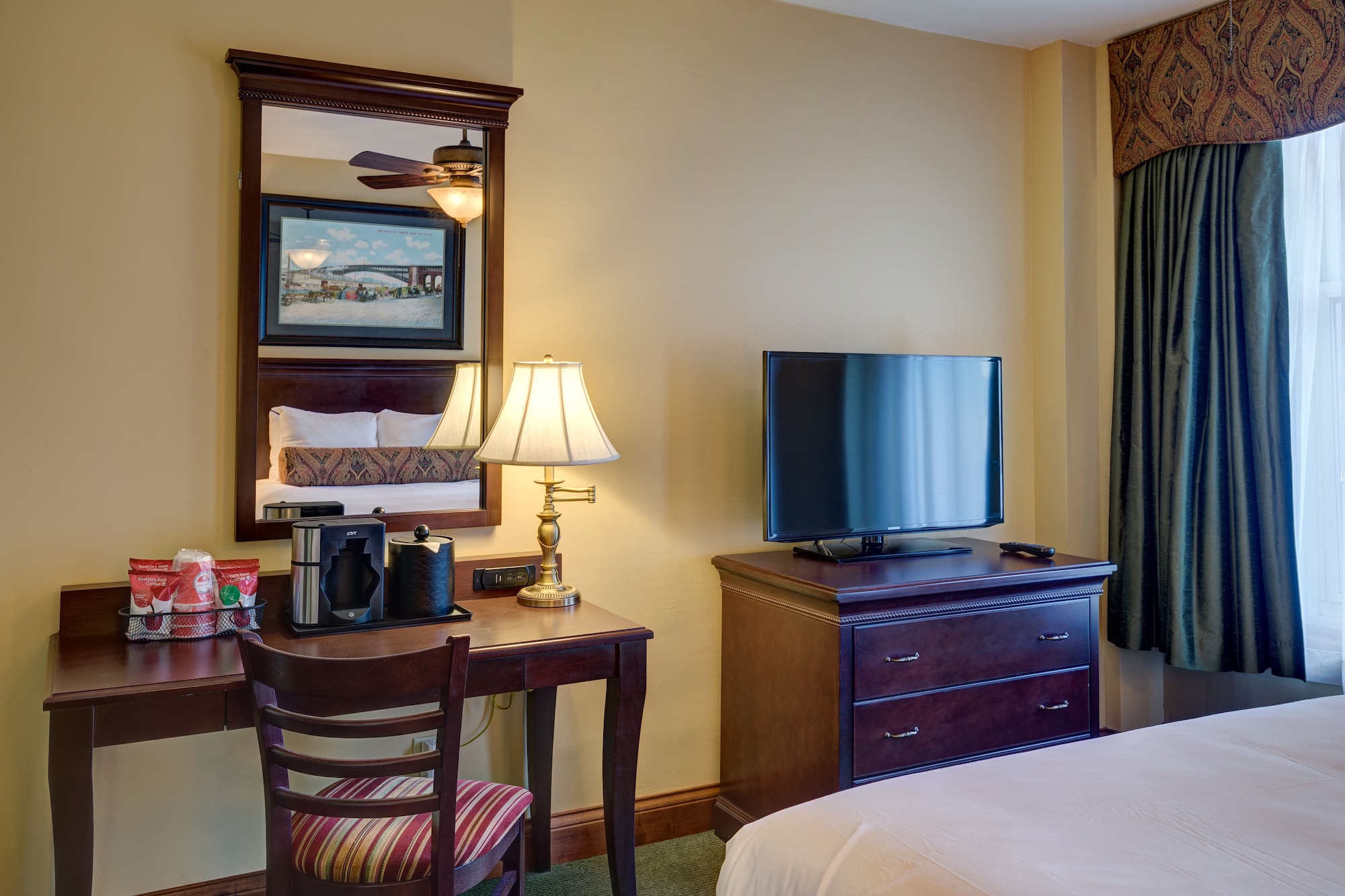 DELUXE, QUEEN BED