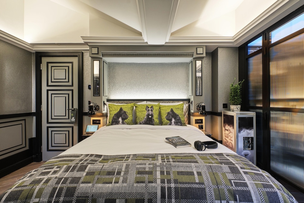 FEATURE, DOUBLE BED, BALCONY