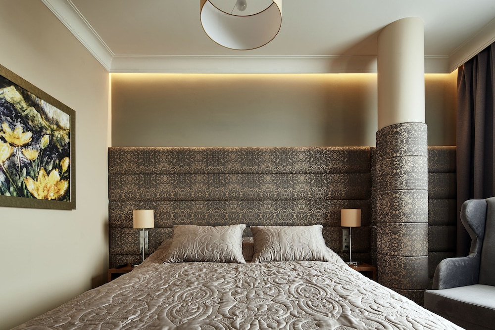 1 BEDROOM, LUXURY, APARTMENT, QUEEN BED, SOFA