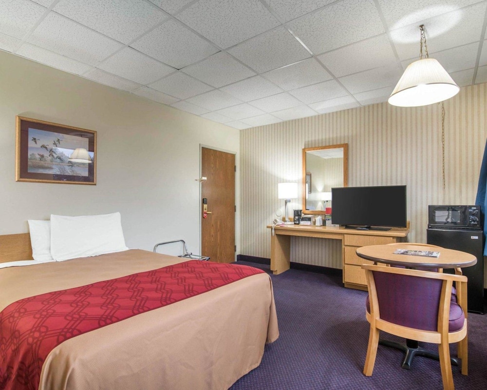 Econo Lodge Manchester, NH 13/28