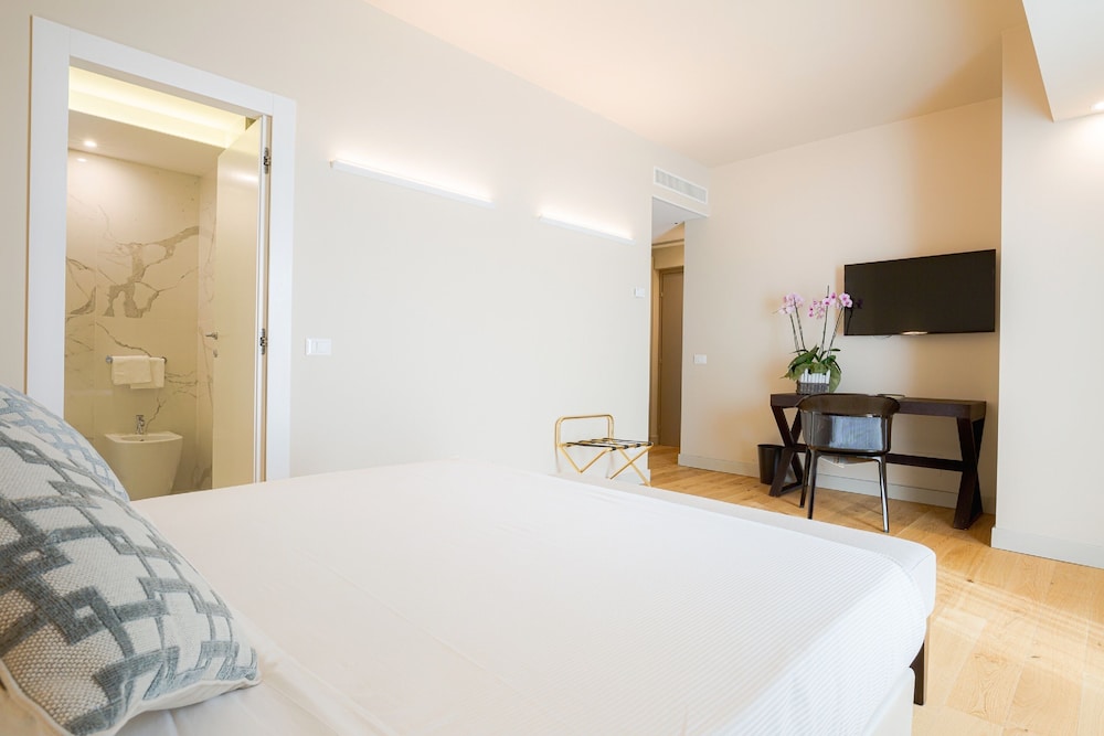 DELUXE, DOUBLE BED, BALCONY