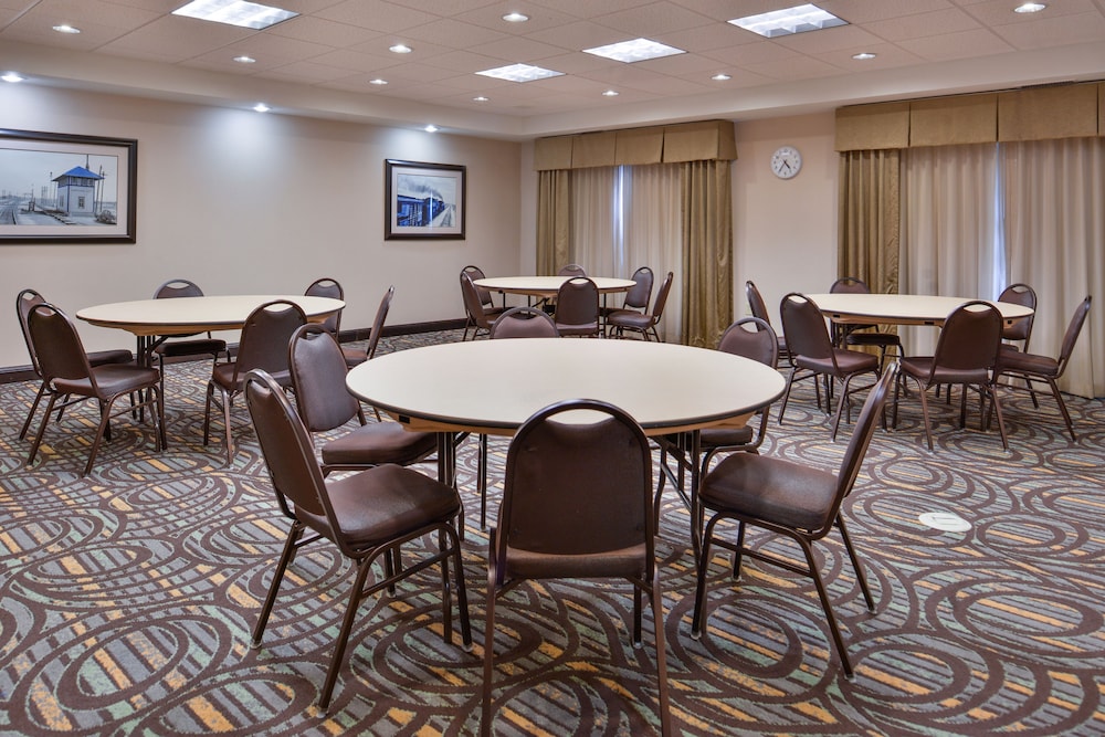 Holiday Inn Express Hotel And Suites Emporia Northwest 43/45