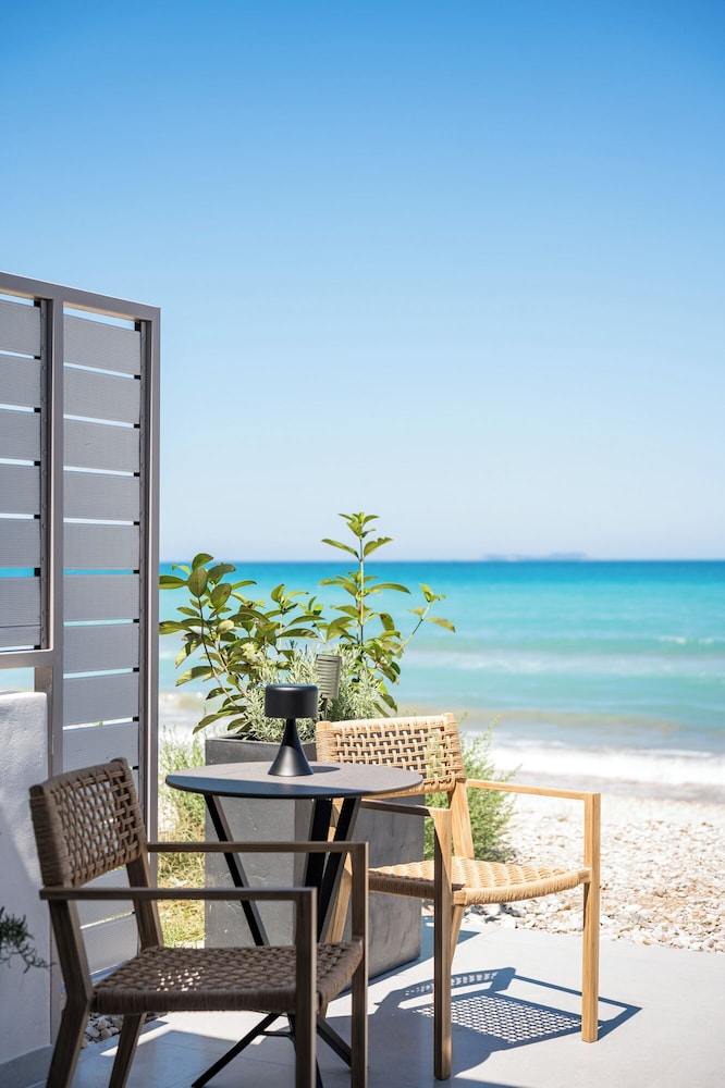 Acharavi Beach Hotel 82/84