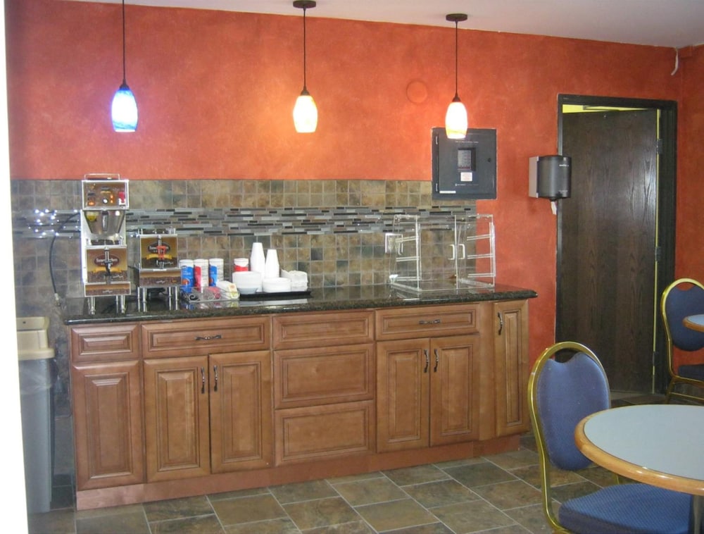Burnsville Inn & Suites (ex Americas Best Value Inn-Burnsville/Minneapolis) 5/36